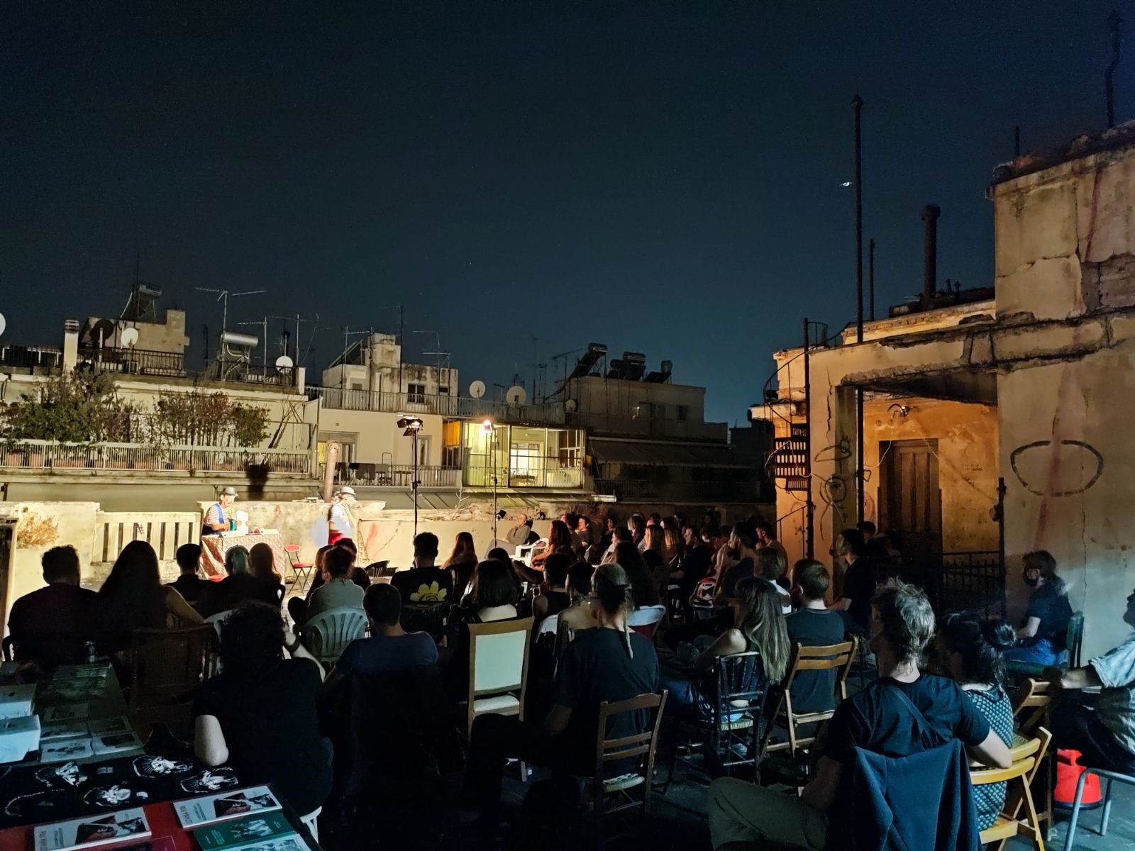 Φωτογραφίες της παράστασης “Η Αλήθεια πέθανε” από τις Τσιριτσάντσουλες στην ταράτσα της Κατάληψης